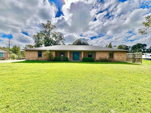 single story home featuring a front lawn