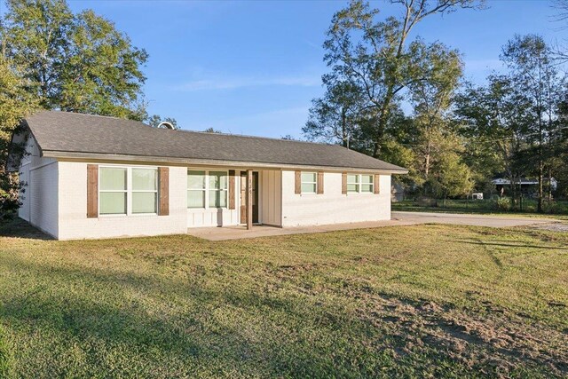 ranch-style house featuring a front yard