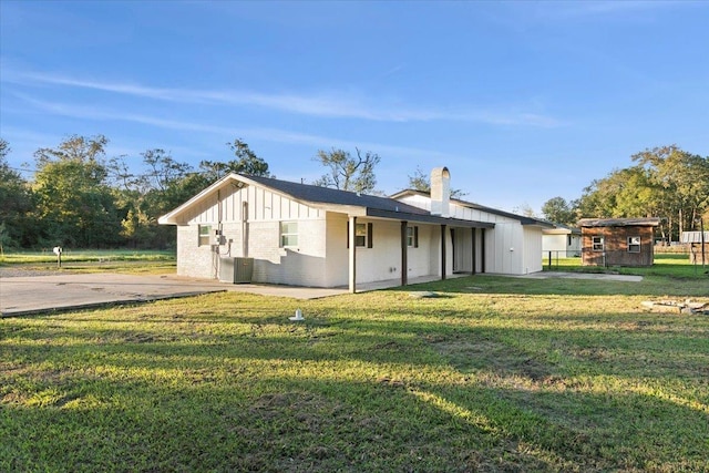 view of front facade featuring a front lawn