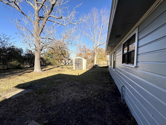 view of yard featuring a storage unit