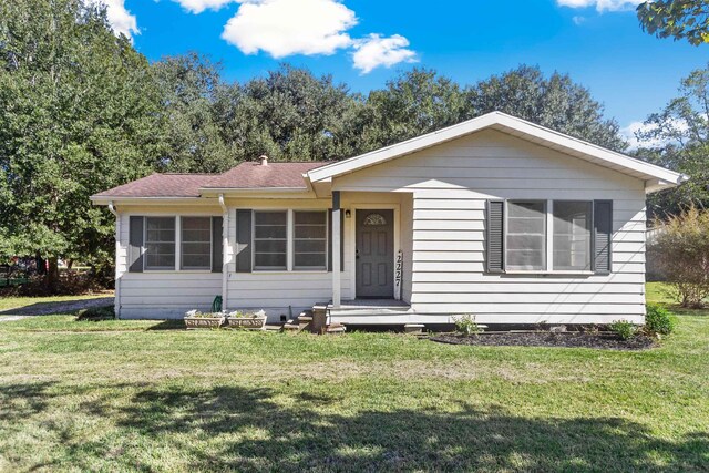 view of front of property featuring a front lawn