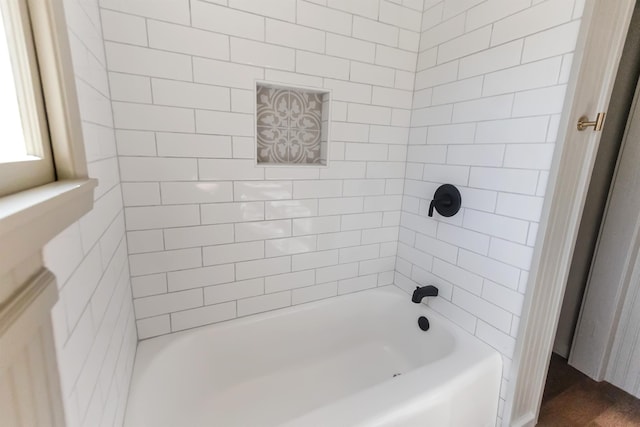 bathroom with tiled shower / bath