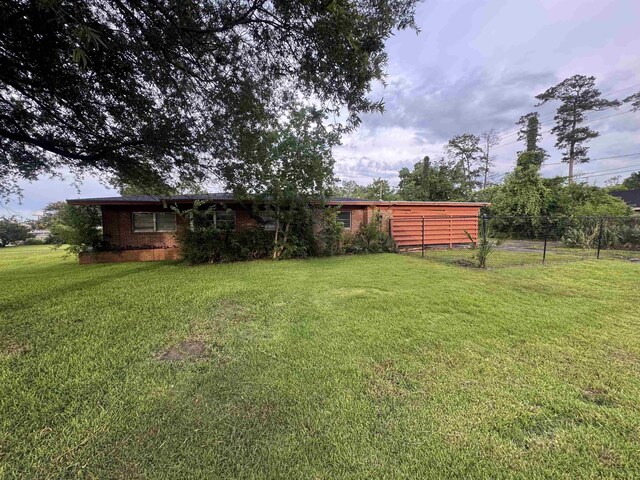 2595 Beech St, Beaumont, TX 77702 - view of yard
