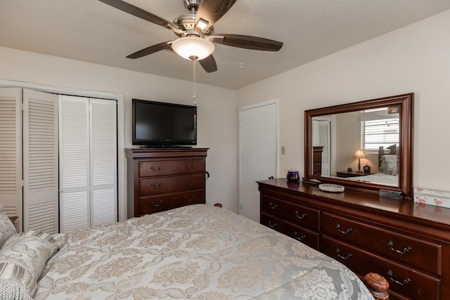 bedroom with a closet, a textured ceiling, and ceiling fan