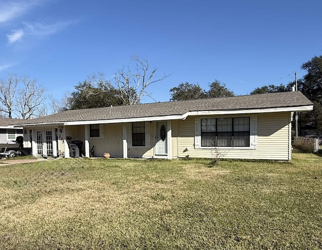 single story home with a front lawn