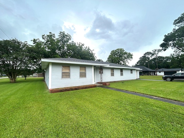 205 Turner Ln, Bridge City, TX 77611 - ranch-style house with a front yard