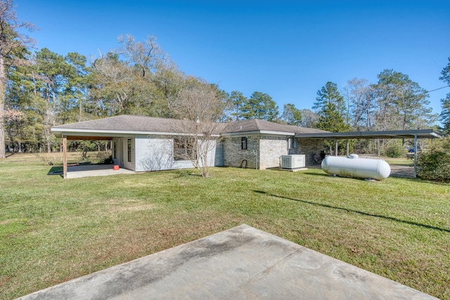 view of front of house with a carport, central air condition unit, and a front yard