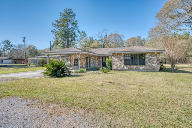 ranch-style house featuring a front yard