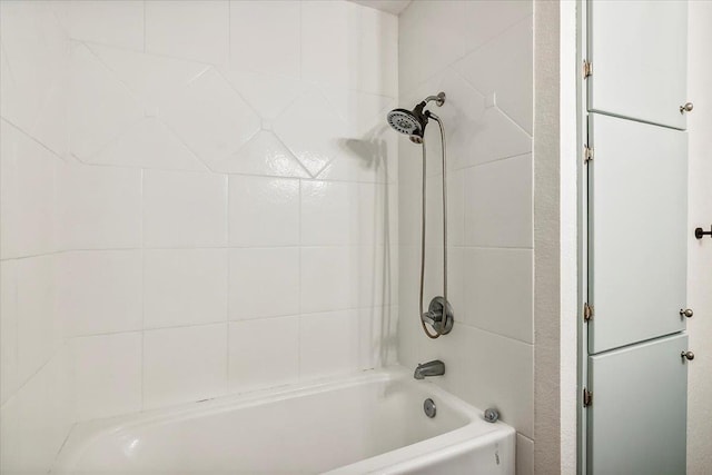 bathroom featuring tiled shower / bath combo