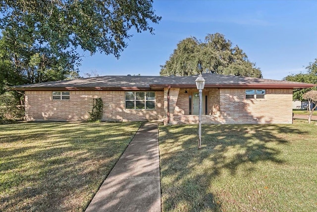 ranch-style house featuring a front yard