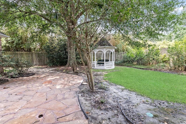 view of yard featuring a patio