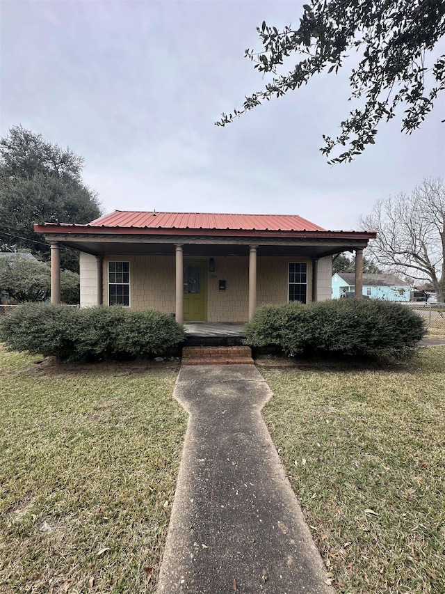 view of front of property featuring a front lawn