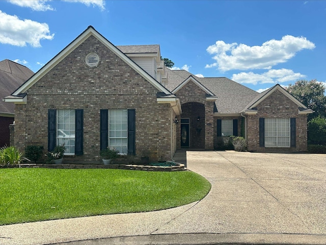 view of front of property with a front yard