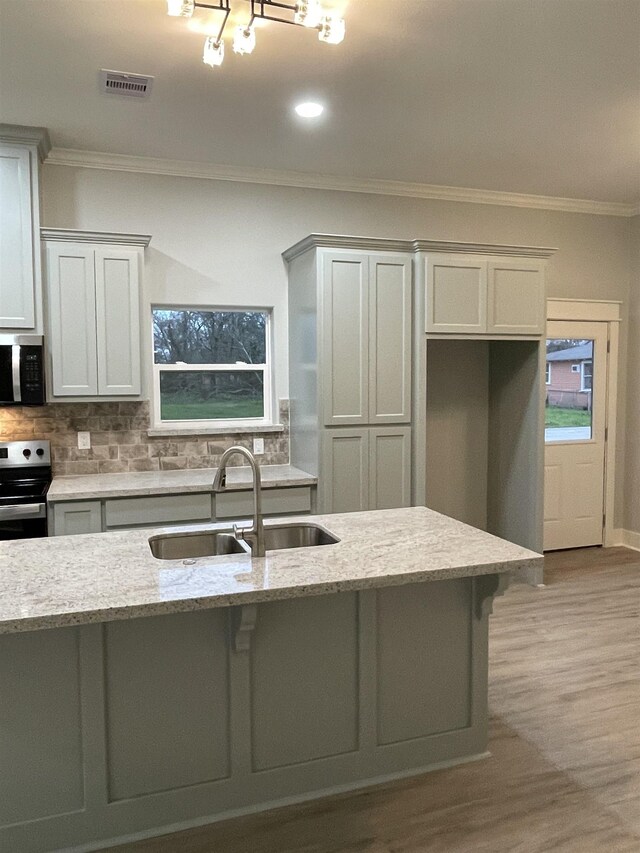 kitchen featuring a sink, visible vents, electric stove, ornamental molding, and decorative backsplash