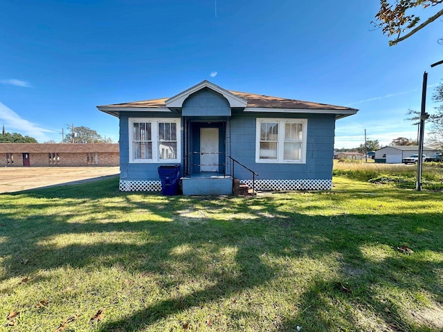 bungalow featuring a front yard