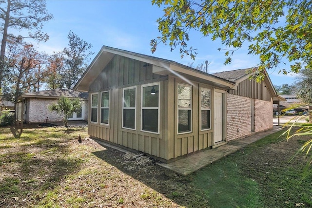 view of side of property featuring a lawn