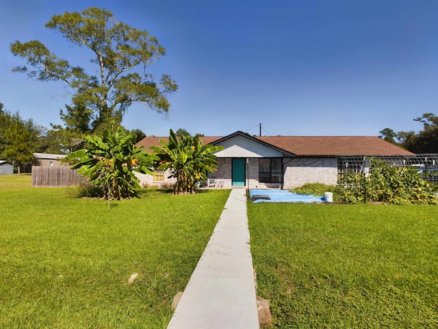 ranch-style house featuring a front yard