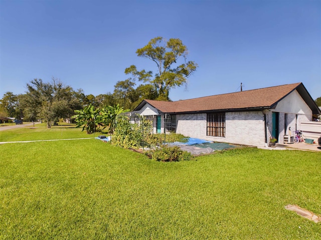 view of front of home featuring a front yard