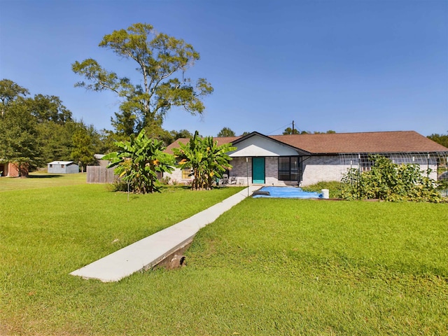 ranch-style home featuring a front lawn