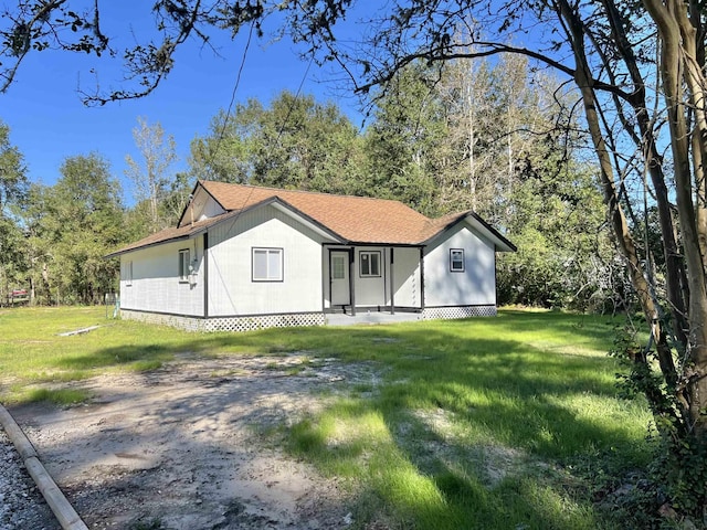 view of front facade featuring a front yard