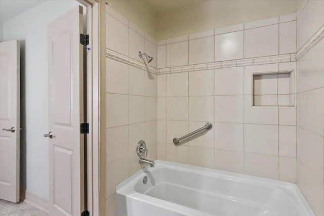 bathroom with tiled shower / bath combo