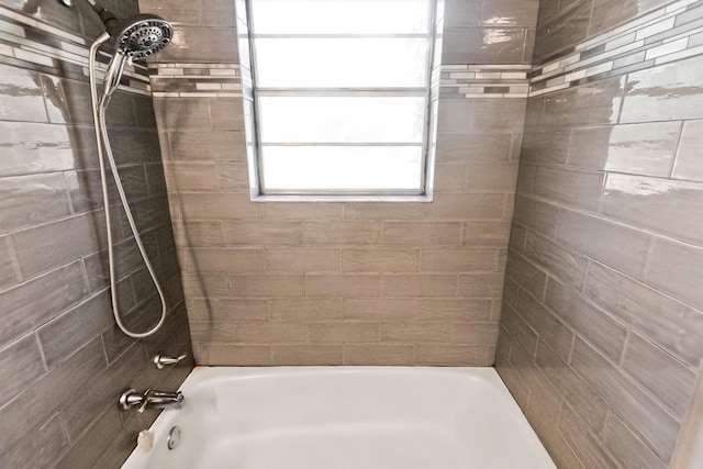 bathroom with tiled shower / bath