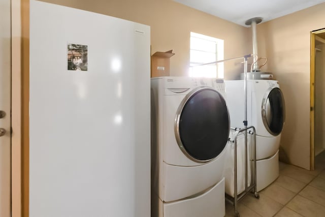 laundry room featuring light tile patterned floors and independent washer and dryer