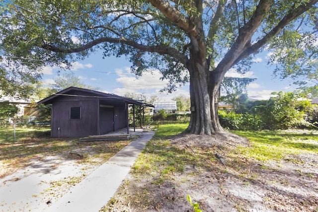 view of yard featuring a storage shed