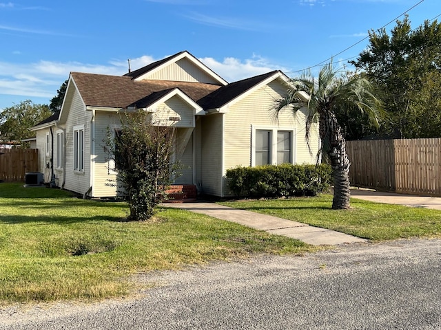 view of front of home featuring a front yard and fence