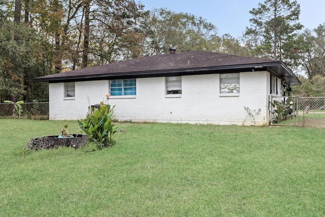 back of house featuring a lawn