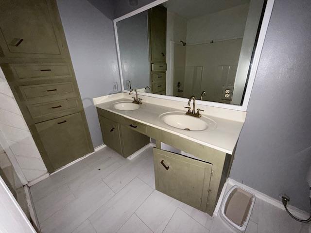 176 Ridgewood St, Bridge City, TX 77611 - full bathroom with double vanity and baseboards
