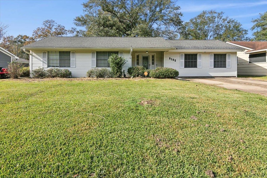 single story home featuring a front yard