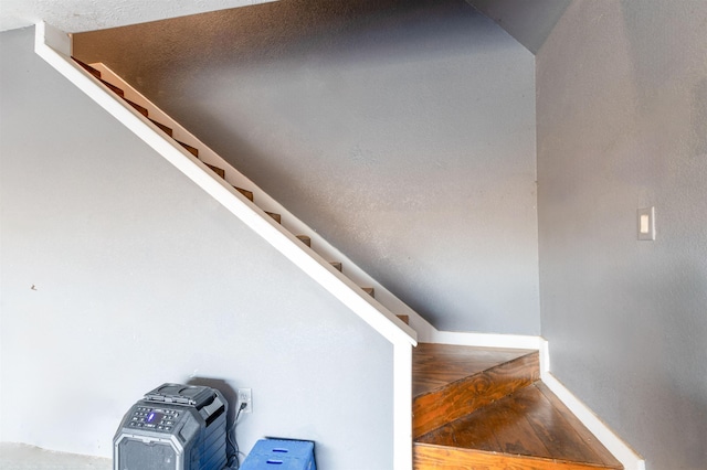 735 Jacob Cir, Orange, TX 77630 - detailed view of baseboards
