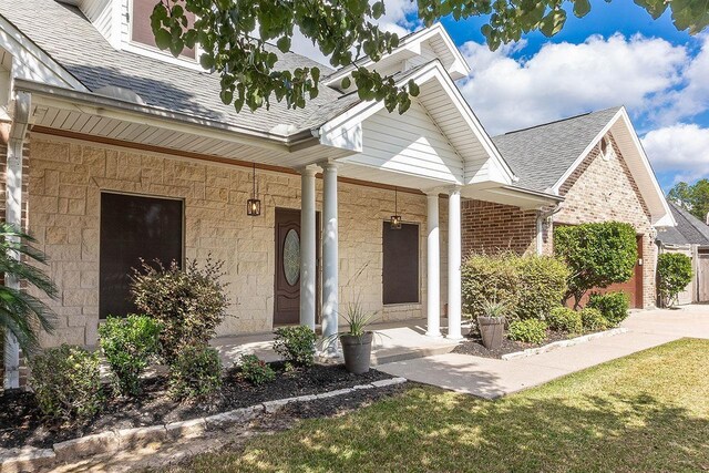 view of front of property featuring covered porch