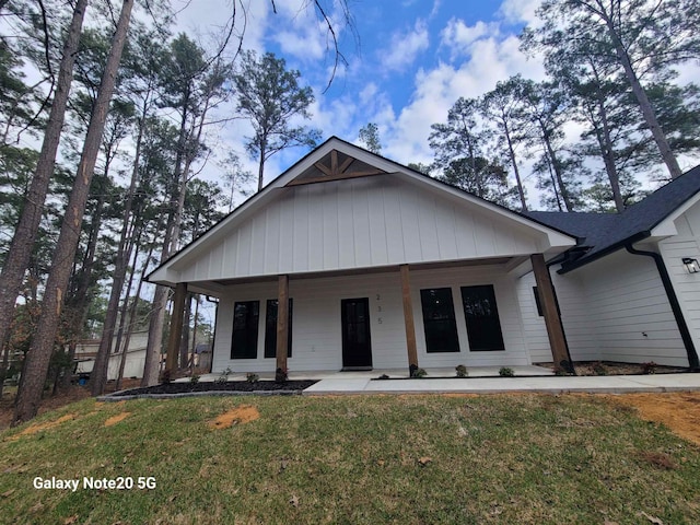 view of front of property featuring a front yard and covered porch