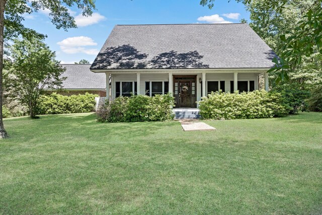 view of front of property featuring a front yard