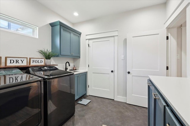 laundry room featuring a sink, cabinet space, independent washer and dryer, and recessed lighting