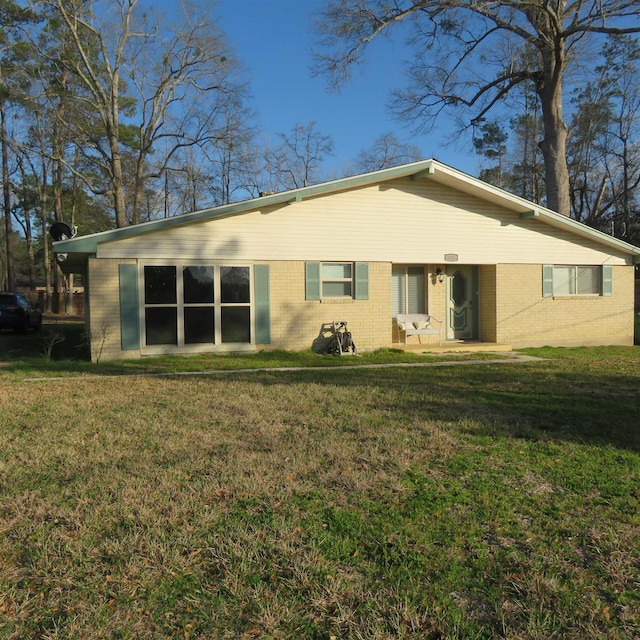 back of house featuring a lawn