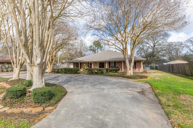 ranch-style house featuring a front lawn