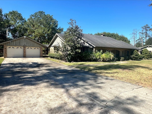 view of front facade featuring a front lawn