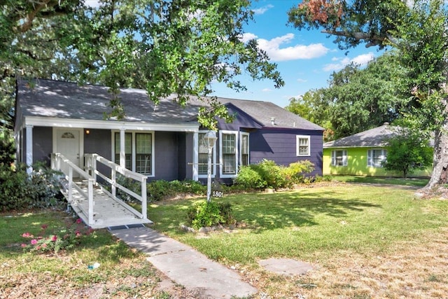 ranch-style home featuring a front lawn