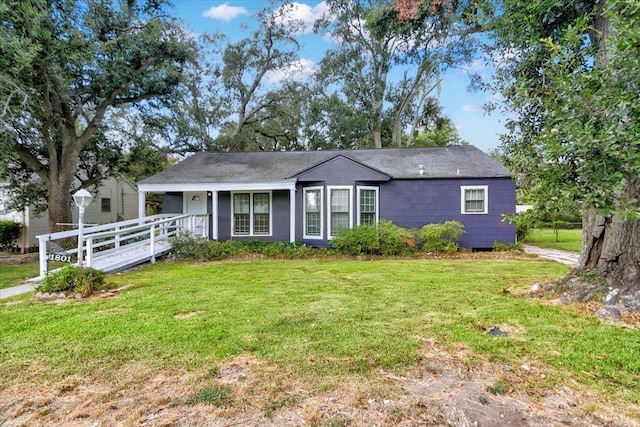 single story home with a front lawn