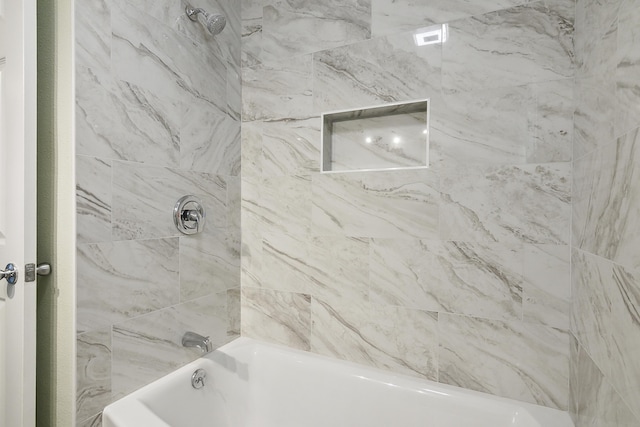 bathroom with tiled shower / bath combo