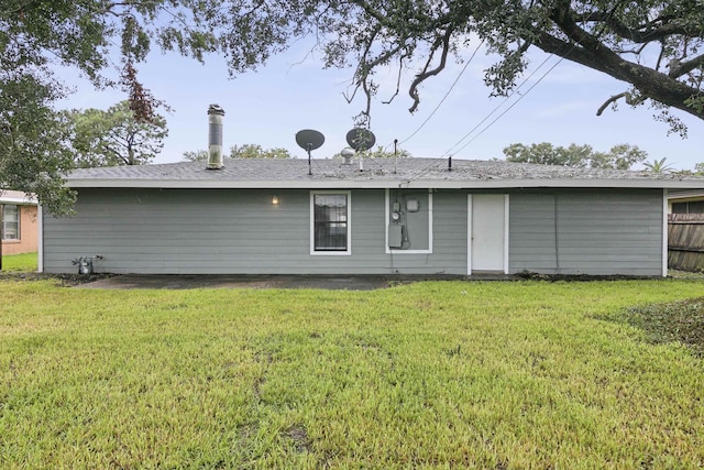 back of house featuring a lawn