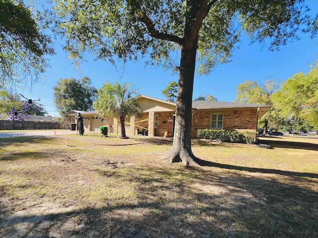 view of front facade featuring a front yard