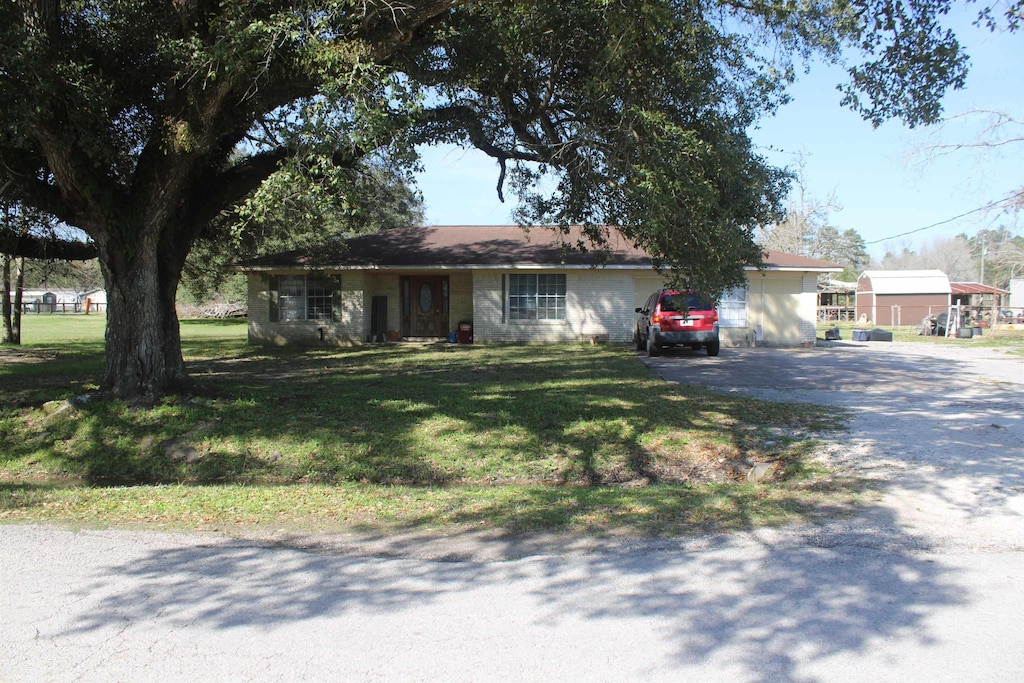 ranch-style house featuring a front lawn