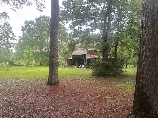view of yard featuring an outbuilding