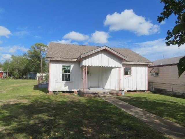 view of front of home featuring a front yard