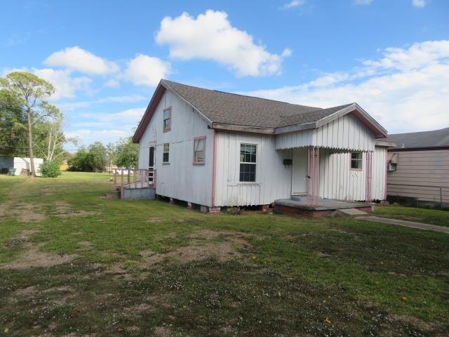 view of front of house with a front lawn