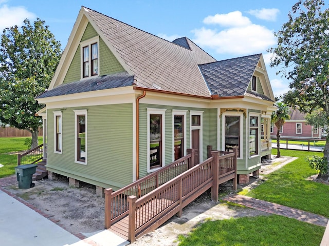 back of house featuring a lawn